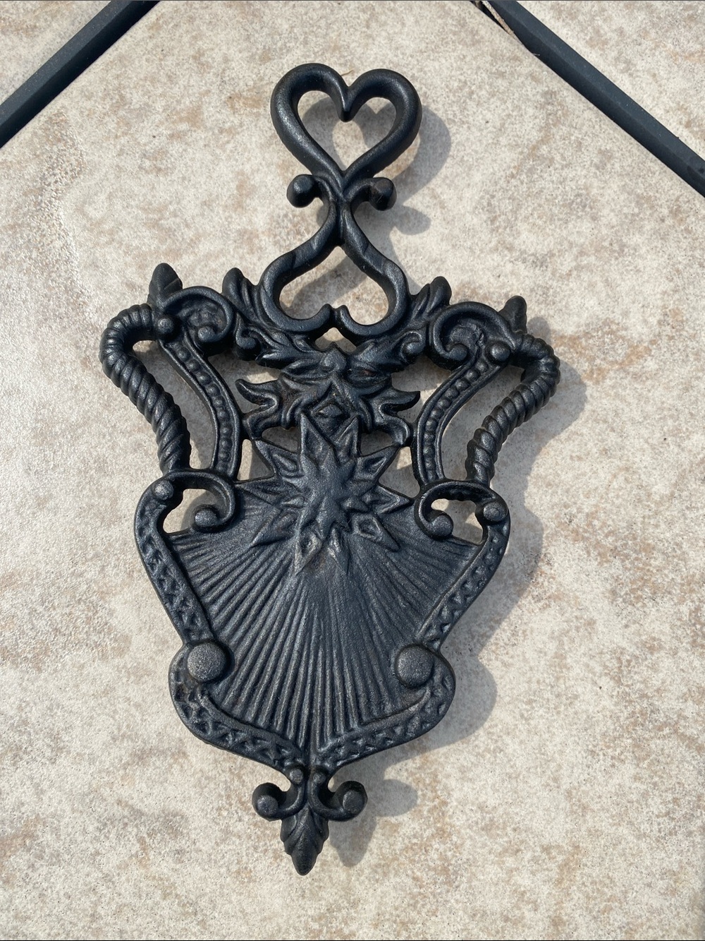 VTG Zoar Sunburst Double-Heart Handle 3 Peg Feet Cast Iron MCM Trivet / Wall Art